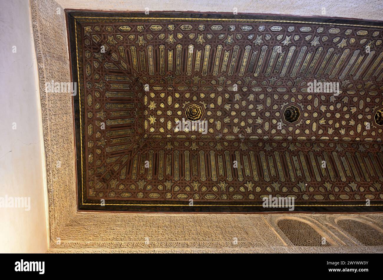 Soffitto decorativo sopra intonaci in stile moresco nel Palazzo dell'Alhambra di Granada, Spagna Foto Stock