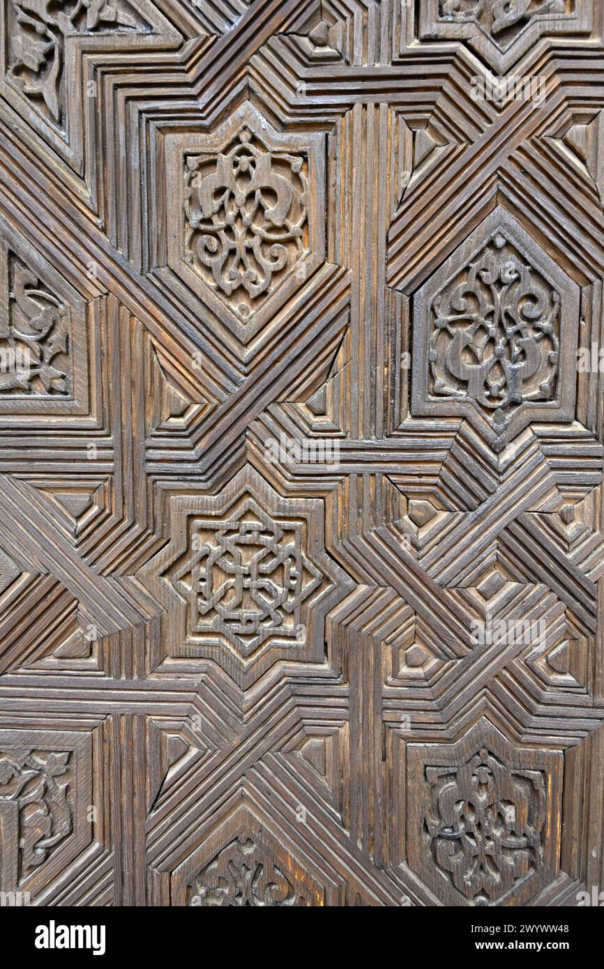 Elaborati dettagli decorativi di pannelli in legno in stile moresco all'interno dei Palazzi Nasridi, Palazzo dell'Alhambra, Granada, Spagna Foto Stock