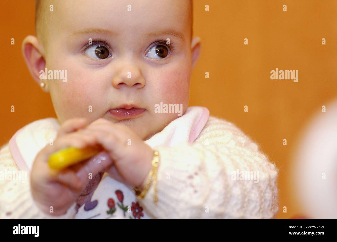 Bambino di sei mesi di mangiare. Foto Stock