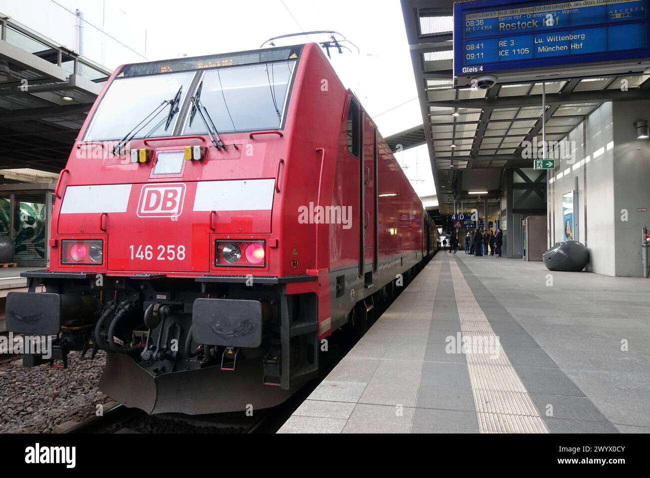 26.03.2024, Berlino, GER - RE 5 der Deutschen Bahn im Bahnhof Berlin-Suedkreuz. AG, Alltag, aussen, Aussenaufnahme, Bahn, Bahnhof, stazione ferroviaria, Bahnsteig, befoerdern, Befoerderung, Berlin, Berlin-Suedkreuz, DB, deutsch, Deutsche, Deutschland, Eisenbahn, Europa, europaeisch, Gesellschaft, Menschen, Personenbefoerderung, Personentransport, QF, Querformat, RE 5, Regionaexpress, Regionalexpress 5, Regionalverkehr, Reisen, Schienenverkehr, stazione, Suedkreuz, Tourismus, trasporti, Triebwagen, Urlaub, Verkehr, Verkehrsmittel, verreisen, Westeuropa, Wirtschaft, Zugo 240326D819BERLIN.JPG *** 26 03 2024, Foto Stock