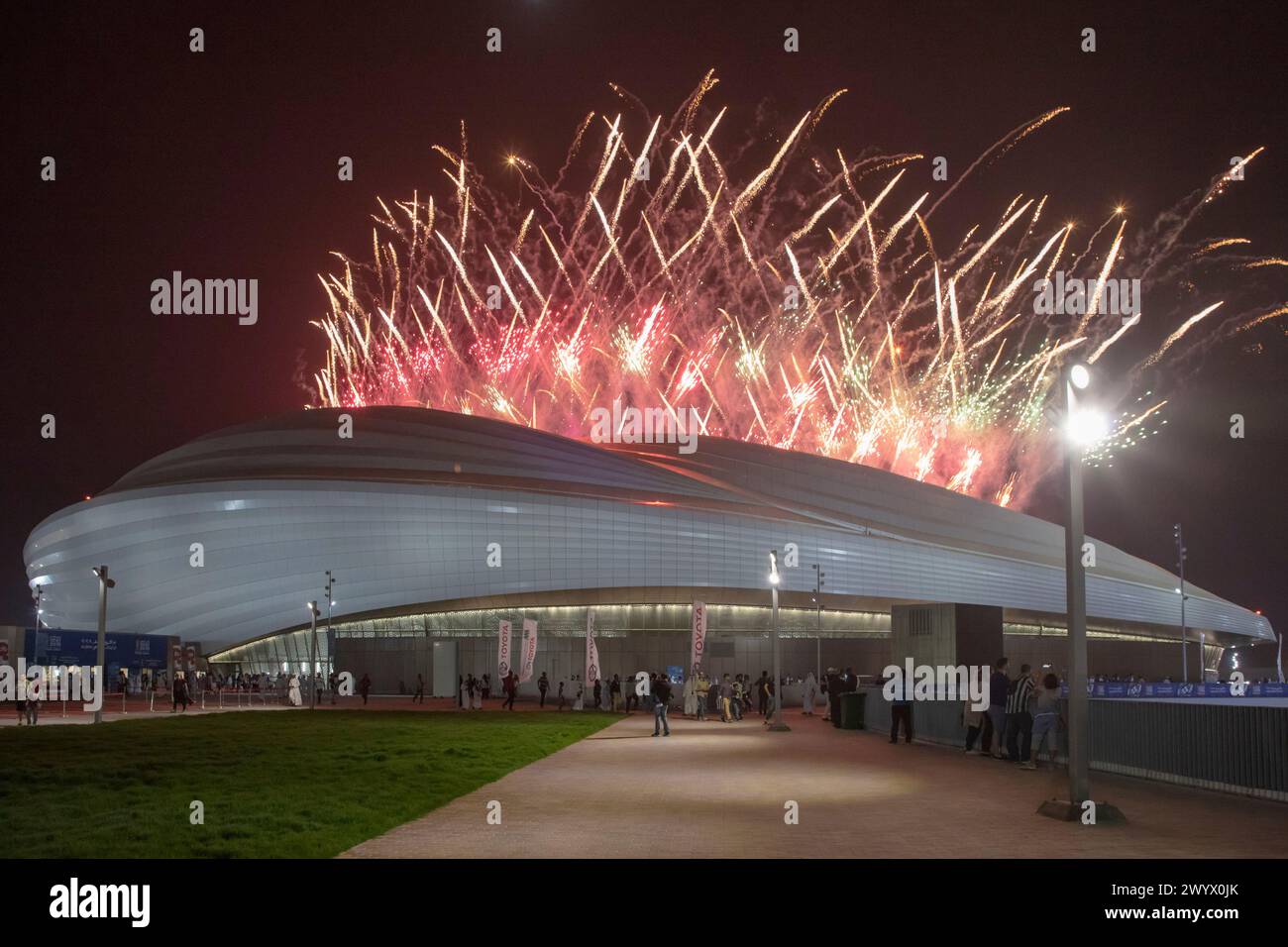 Fuochi d'artificio dopo la partita inaugurale allo stadio. Stadio al Janoub, noto anche come al Wakrah Stadium, Doha, Qatar. Architetto: Zaha Hadid Architects, Foto Stock