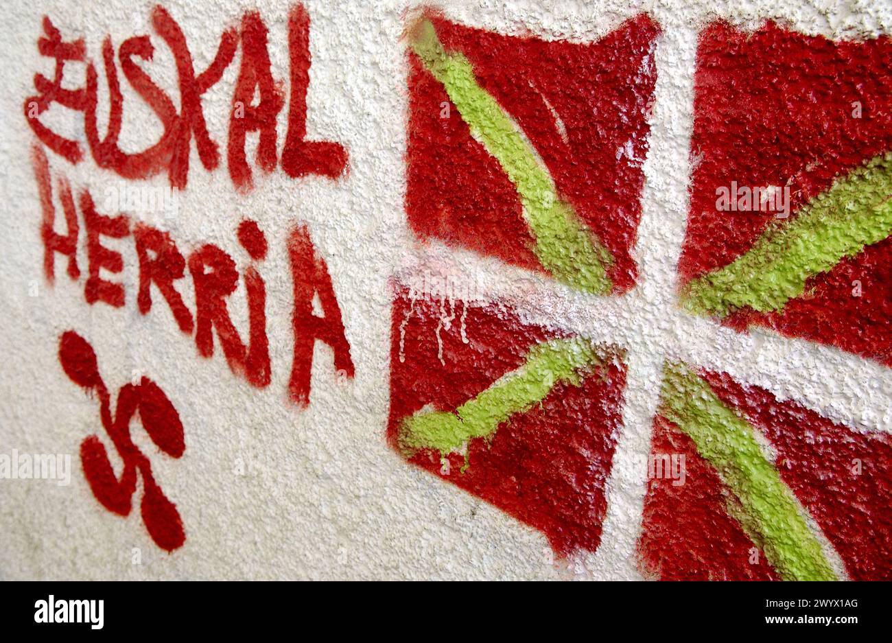 Ikurriña (Euskal Herria bandiera) e lauburu (simbolo basco) graffiti. Gipuzkoa. Euskadi. Spagna. Foto Stock