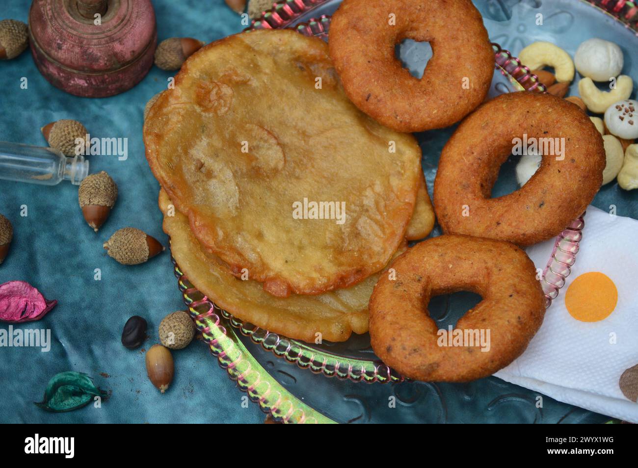 Immagine del babru bhalla, piatti tradizionali di spuntini di malpua del mandi himachal pradesh india, marchio di festival. Foto Stock