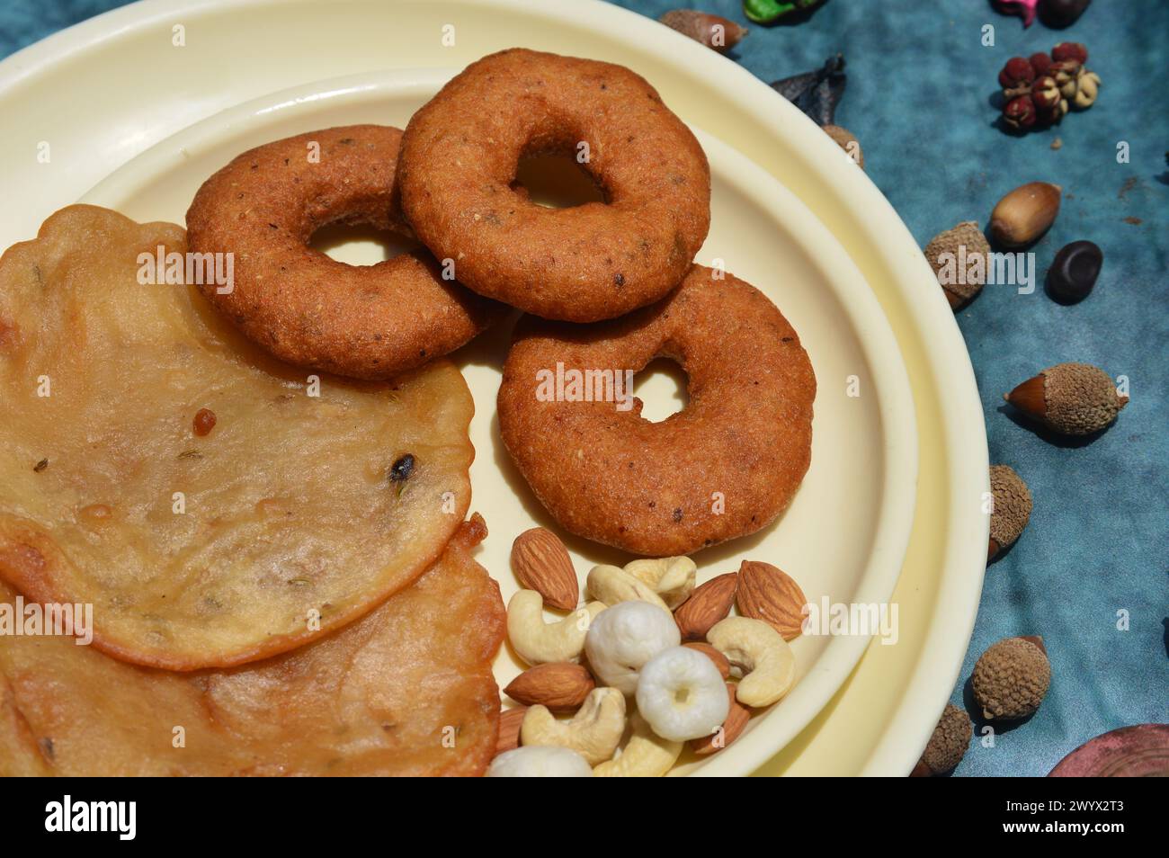 Immagine del babru bhalla, piatti tradizionali di spuntini di malpua del mandi himachal pradesh india, marchio di festival. Foto Stock