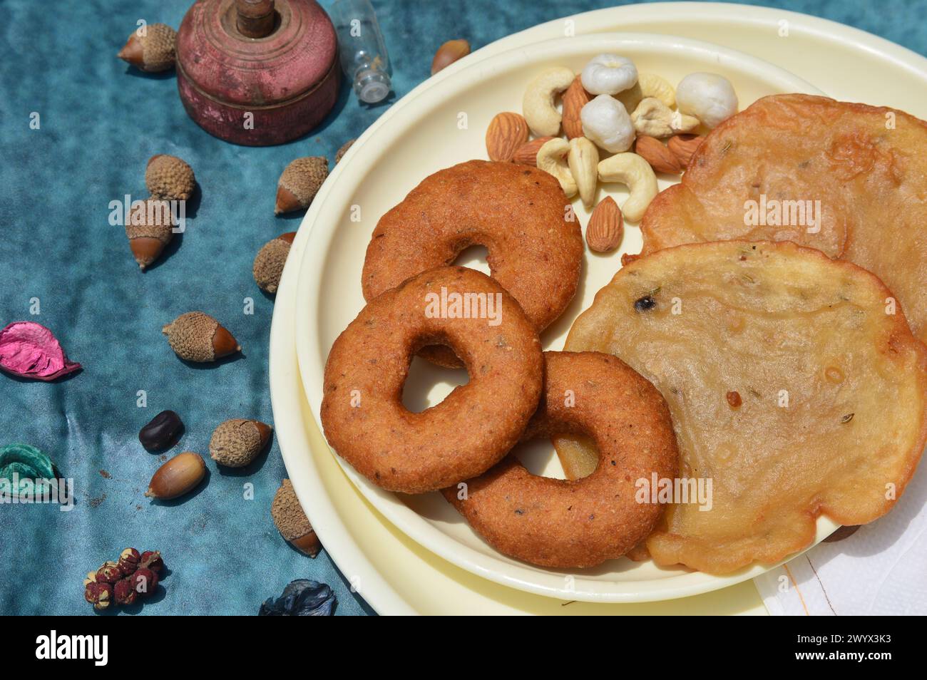 Immagine del babru bhalla, piatti tradizionali di spuntini di malpua del mandi himachal pradesh india, marchio di festival. Foto Stock