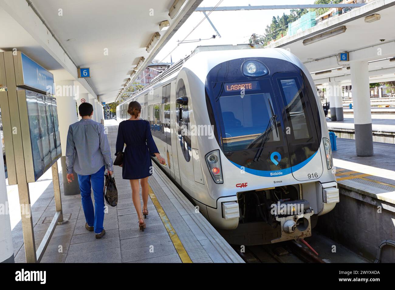 Treni. Commuter Train Station. Euskotren. Easo Square. Donostia. San Sebastian. Paese basco. Spagna. Foto Stock