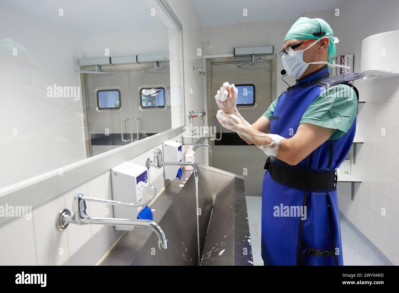 Scrub chirurgico, lavaggio delle mani, sala operatoria, Chirurgia, ospedale Donostia, San Sebastian, Gipuzkoa, Paesi Baschi, Spagna. Foto Stock