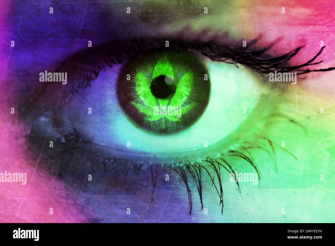 Foglia di cannabis nell'occhio di Una donna, legalizzazione della cannabis e pericoli di abuso di cannabis, fotomontaggio Foto Stock