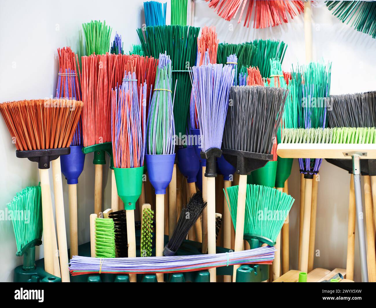 Spazzatrici colorate per il giardino come attrezzo domestico nel punto vendita Foto Stock