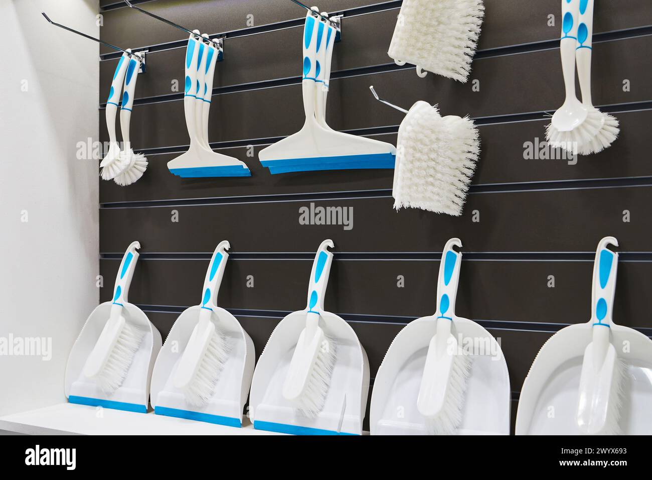 Spazzole e sessole in plastica per la pulizia in officina Foto Stock