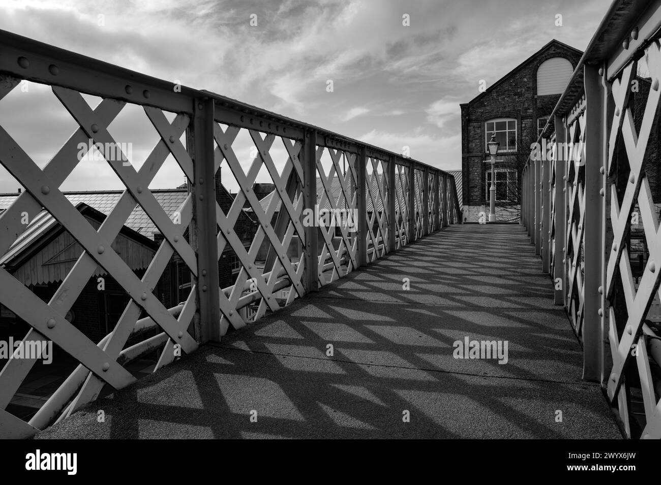 Ponte pedonale di Redruth Station Foto Stock