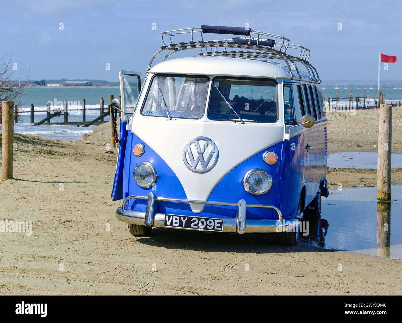Volkswagen Classic -1967 Caravelle 'splittie' camper convertito con un motore da 1500 cc parcheggiato sulla spiaggia di West Wittering, Chichester Foto Stock