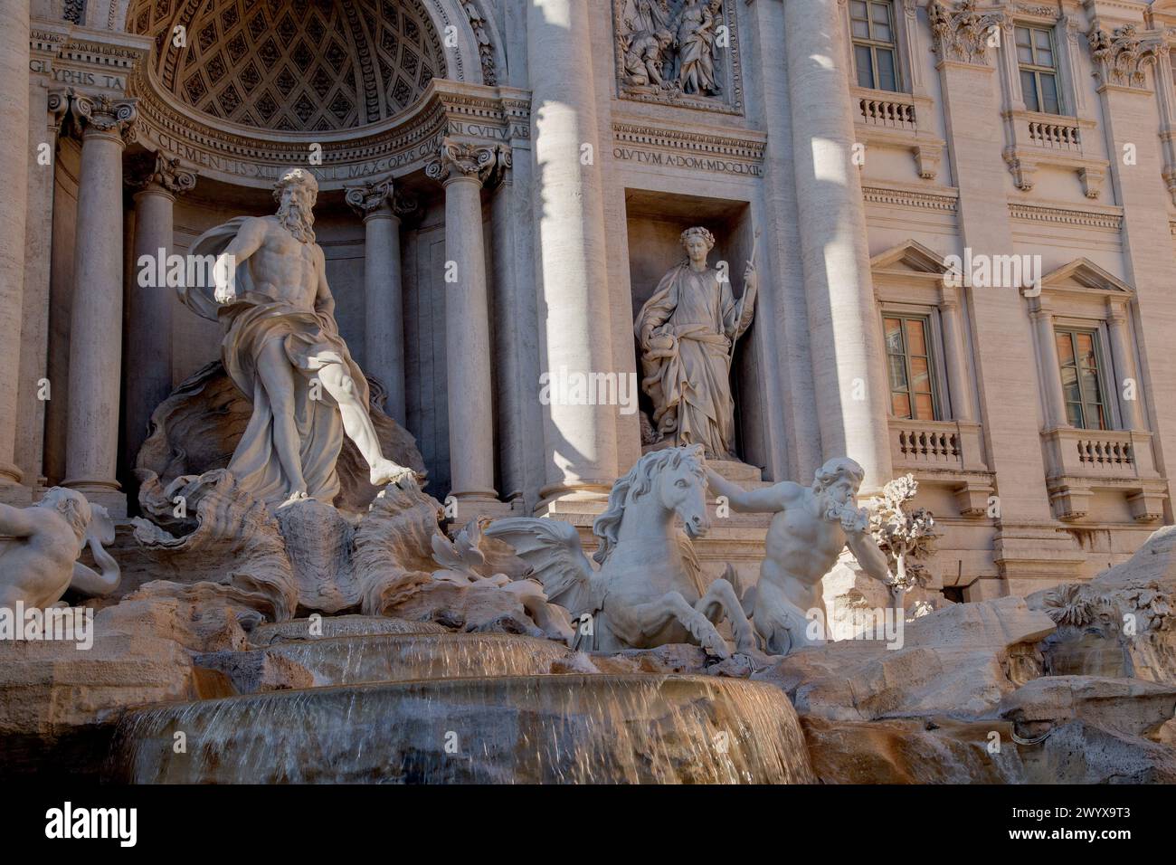 Fontana di Trevi con il dio greco del mare Oceano e cavallucci marini e mercenari attirano migliaia di visitatori Foto Stock