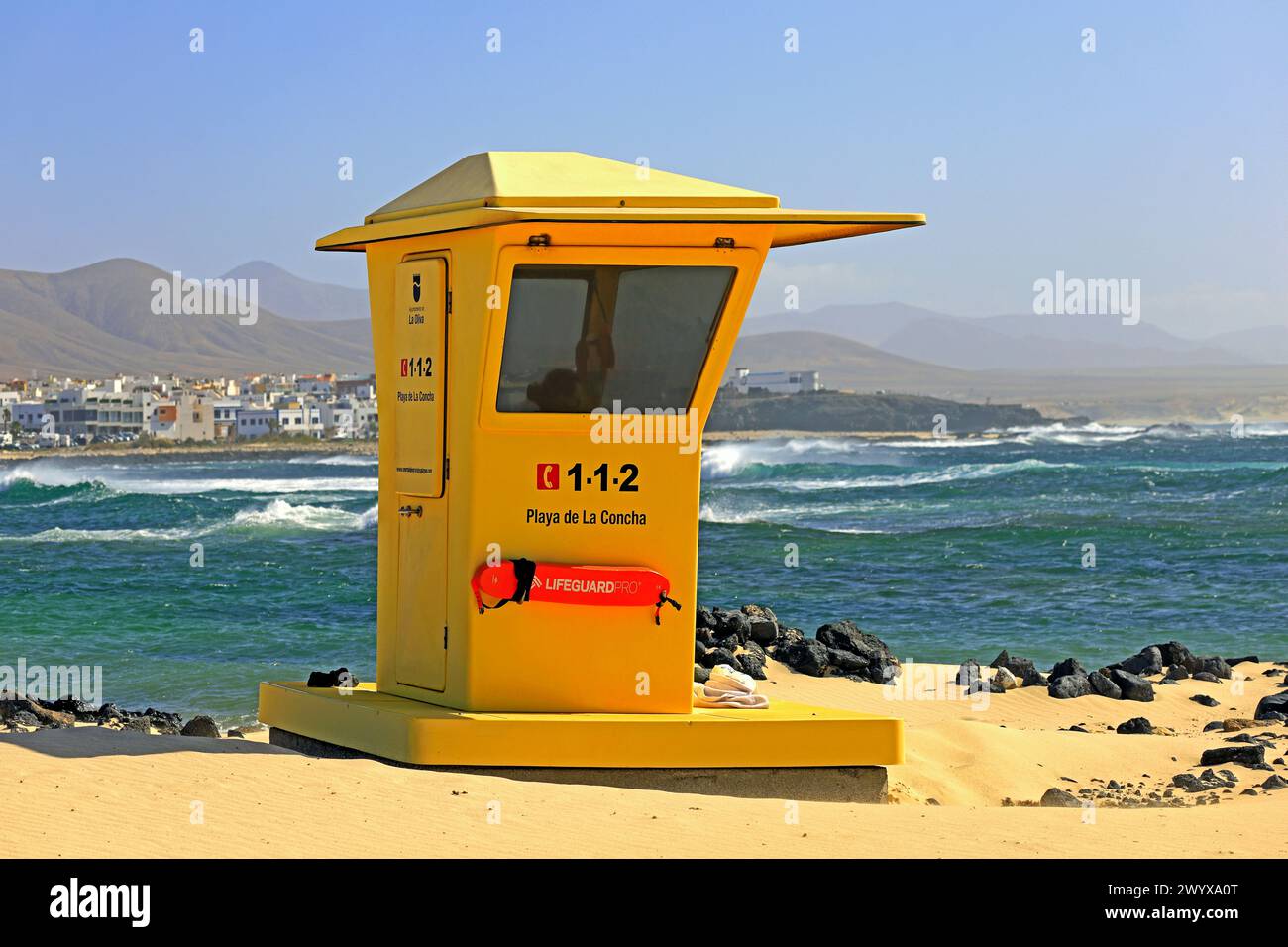 Stazione di salvataggio in plastica gialla presso la spiaggia di la Concha, El Cotillo, Fuerteventura, Isole Canarie, Spagna. Preso nel febbraio 2024 Foto Stock