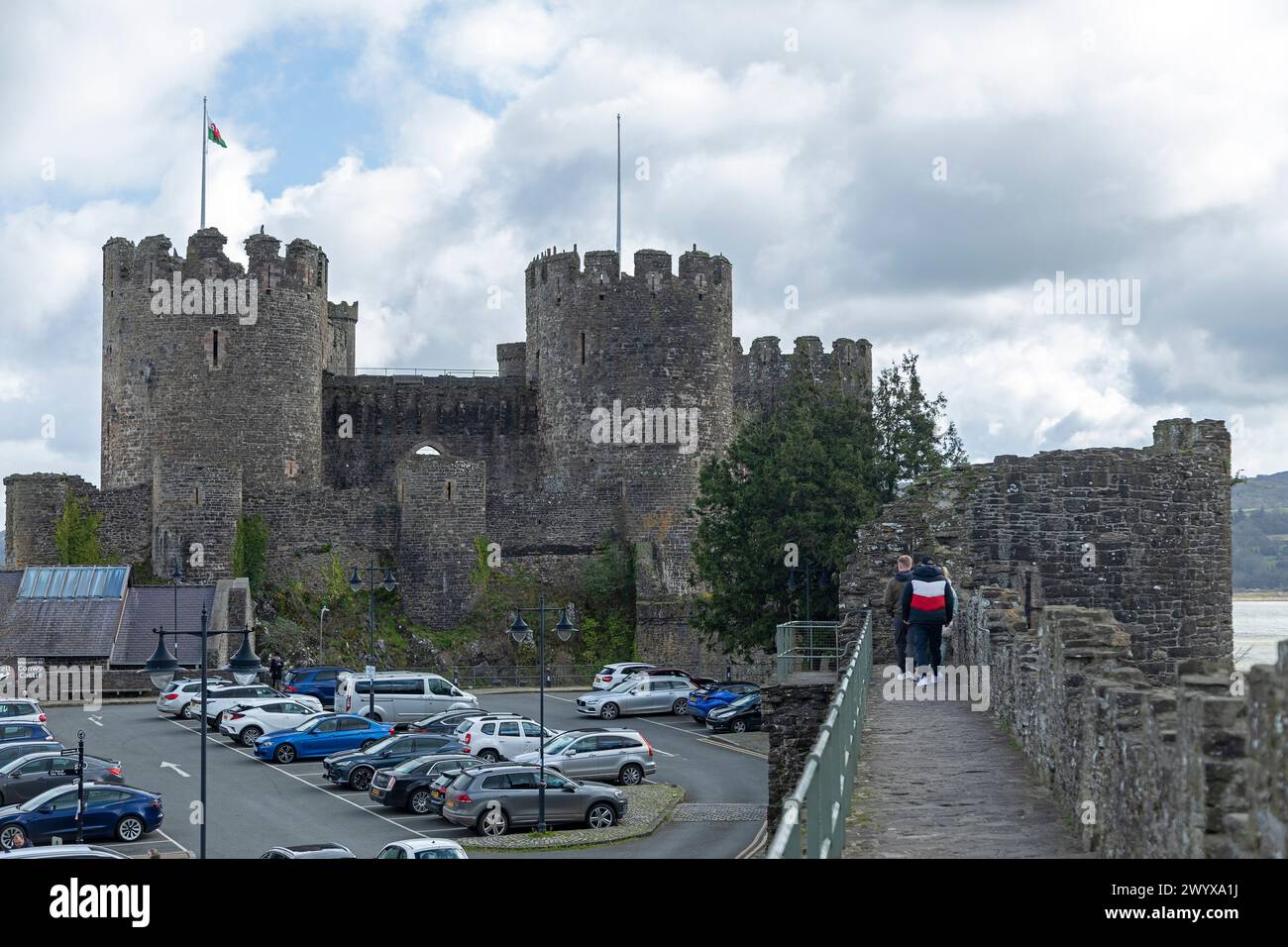 Auto, parcheggio, persone, Castello, Conwy, Galles, Gran Bretagna Foto Stock