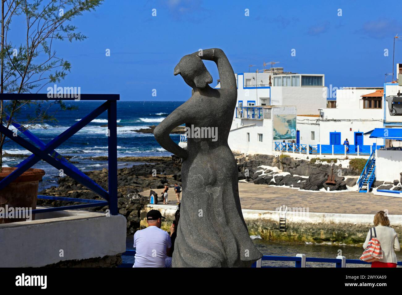 Monumento al Pescador statua di donna che guarda al mare da Paco Curbel. El Cotillo, Fuerteventura, Isole Canarie, ripresa nel febbraio 2024 Foto Stock