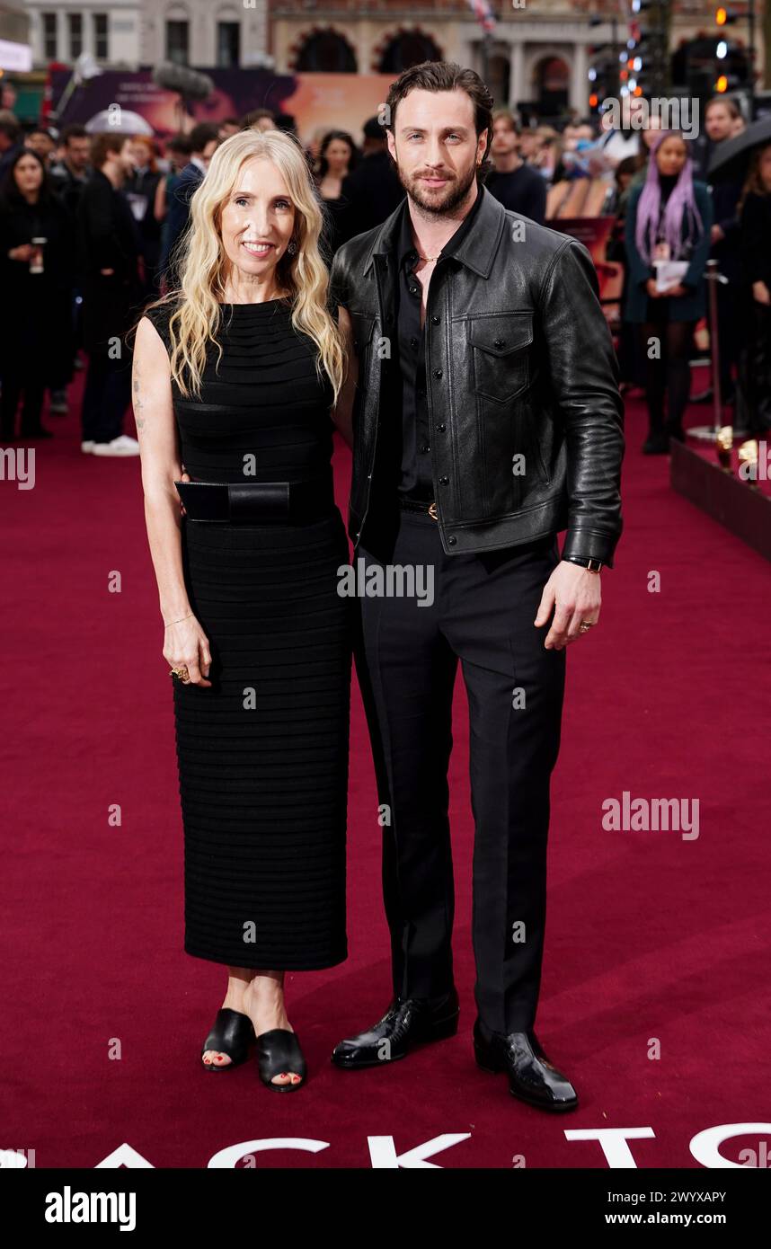 Sam Taylor-Johnson (a sinistra) e Aaron Taylor-Johnson assistono alla prima mondiale di Back to Black di Sam Taylor-Johnson, all'Odeon Luxe di Londra. Data foto: Lunedì 8 aprile 2024. Foto Stock