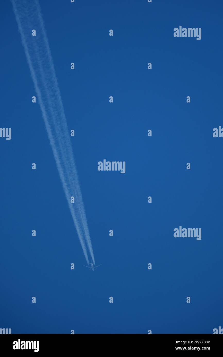 Aereo nel cielo blu con le unghie. Foto Stock