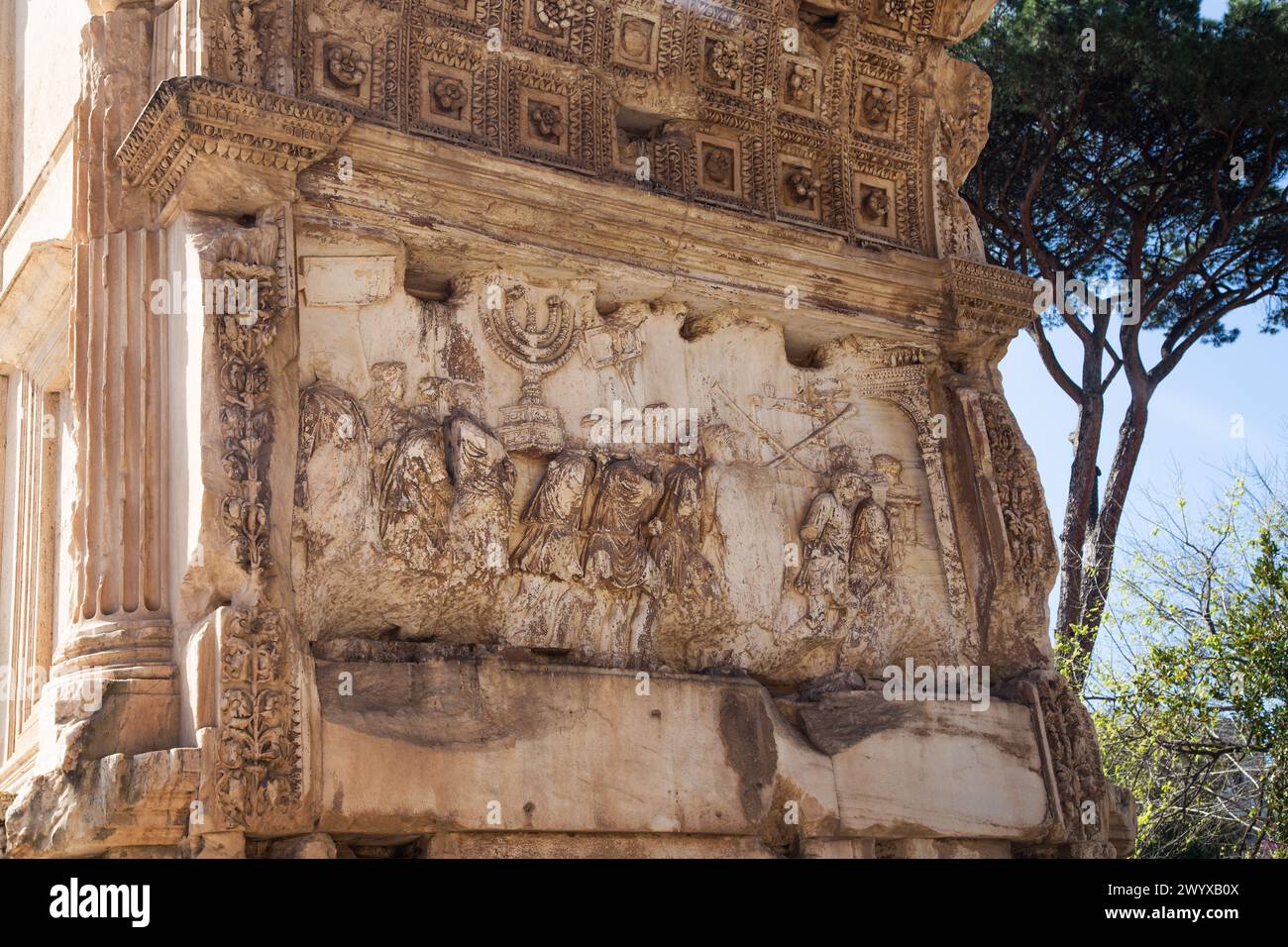 L'arco di trionfo è dedicato all'imperatore Tito e raffigura la conquista nella guerra ebraica del 66-74 d.C. e il bottino di quella guerra Foto Stock
