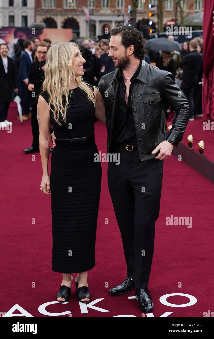 Sam Taylor-Johnson (a sinistra) e Aaron Taylor-Johnson assistono alla prima mondiale di Back to Black di Sam Taylor-Johnson, all'Odeon Luxe di Londra. Data foto: Lunedì 8 aprile 2024. Foto Stock