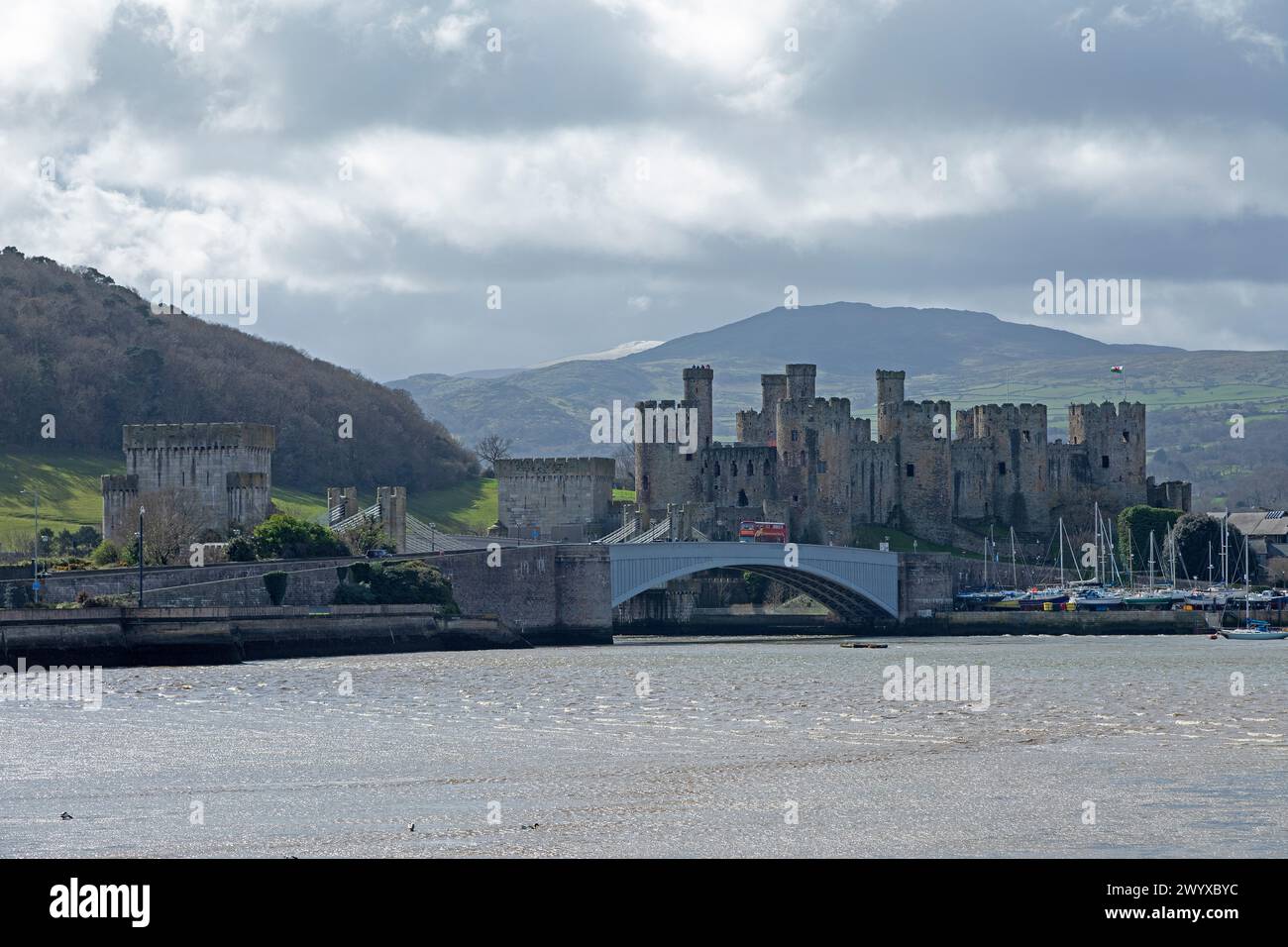 Castello, ponte, autobus a due piani, fiume Conwy, Conwy, Galles, Gran Bretagna Foto Stock