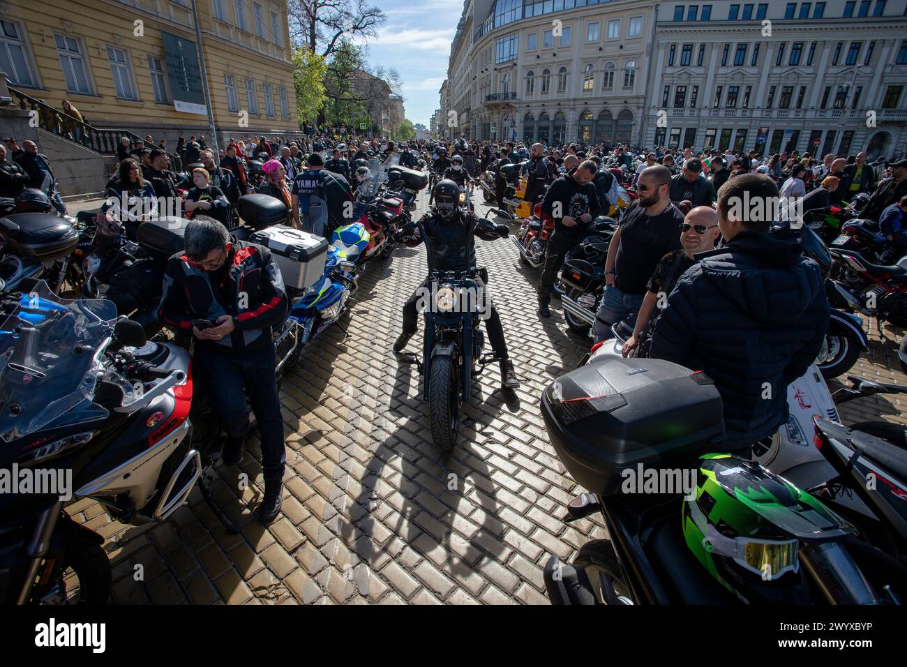 Motociclisti che viaggiano in moto. Sofia, Bulgaria - 06 aprile 2024: I motociclisti guidano le moto per le strade di Sofia durante l'apertura della stagione Foto Stock