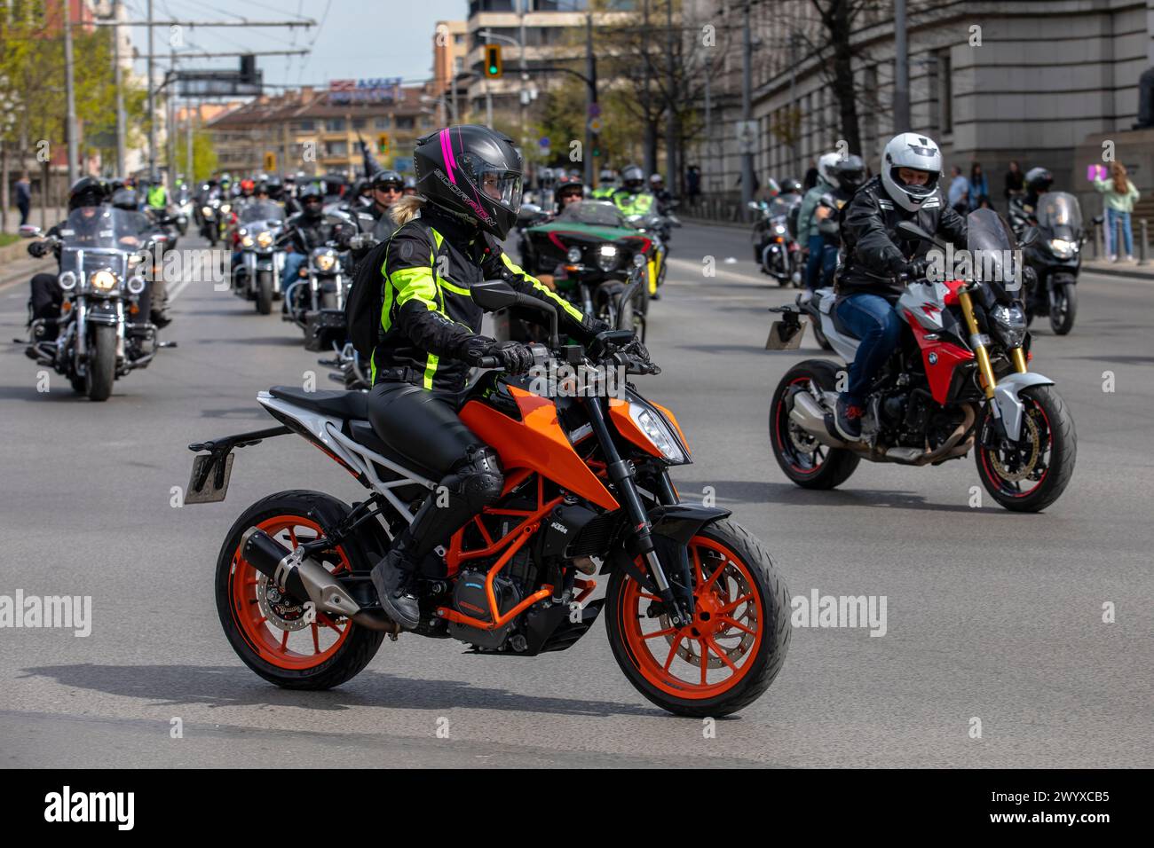 Motociclisti che viaggiano in moto. Sofia, Bulgaria - 06 aprile 2024: I motociclisti guidano le moto per le strade di Sofia durante l'apertura della stagione Foto Stock