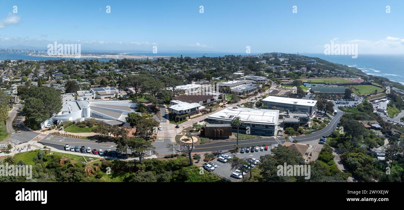 Vista aerea del college privato di arti umanistiche cristiano della Point Loma Nazarene University con il suo campus principale sul lungomare di Point Loma a San Diego, Foto Stock
