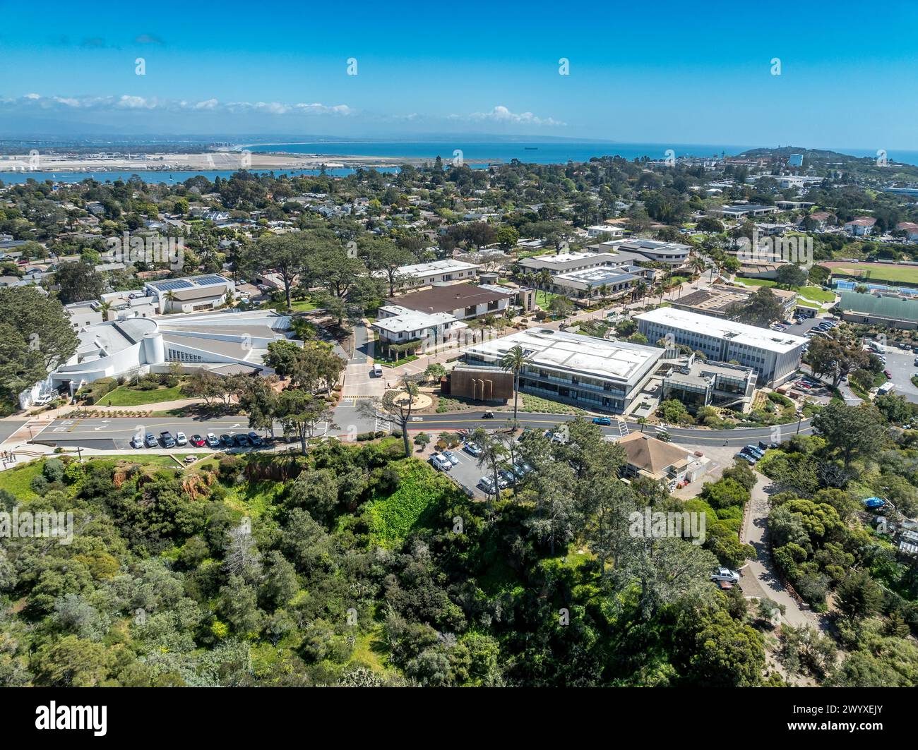 Vista aerea del college privato di arti umanistiche cristiano della Point Loma Nazarene University con il suo campus principale sul lungomare di Point Loma a San Diego, Foto Stock