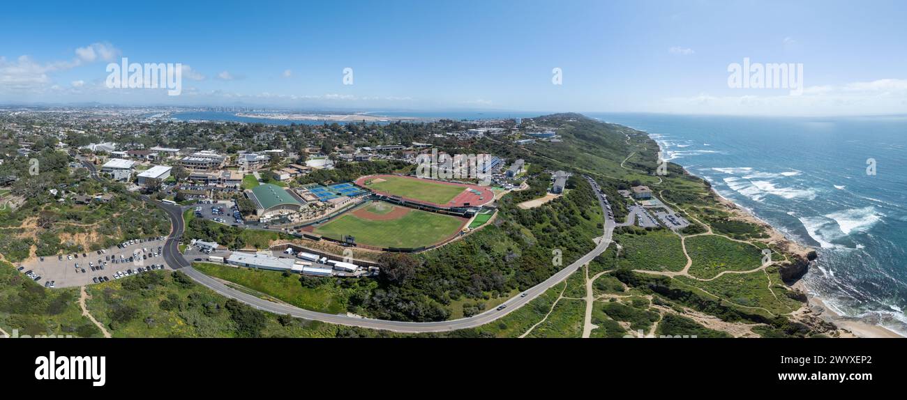 Vista aerea del college privato di arti umanistiche cristiano della Point Loma Nazarene University con il suo campus principale sul lungomare di Point Loma a San Diego, Foto Stock