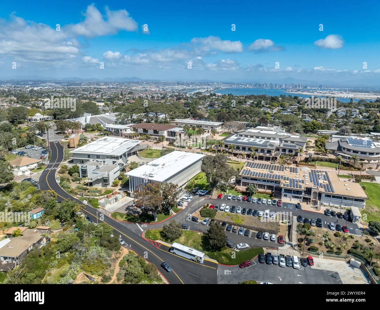 Vista aerea del college privato di arti umanistiche cristiano della Point Loma Nazarene University con il suo campus principale sul lungomare di Point Loma a San Diego, Foto Stock