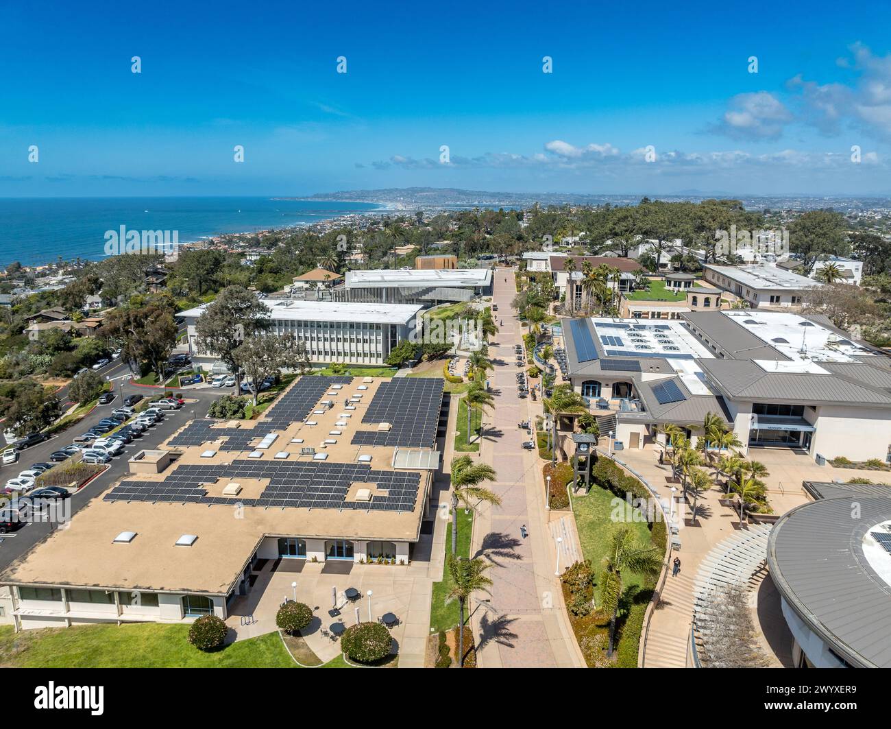 Vista aerea del college privato di arti umanistiche cristiano della Point Loma Nazarene University con il suo campus principale sul lungomare di Point Loma a San Diego, Foto Stock