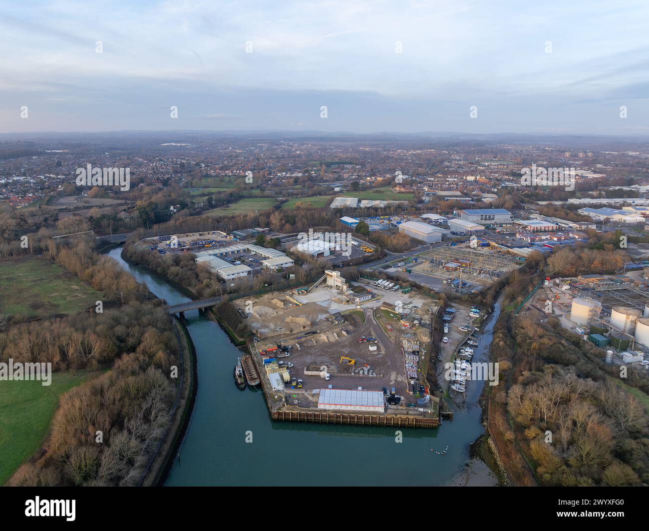Fotografie aeree che mostrano la confluenza di due fiumi nell'Havant Hampshire. Il cemento lavora in posizione centrale con zone industriali e parchi circostanti. Foto Stock