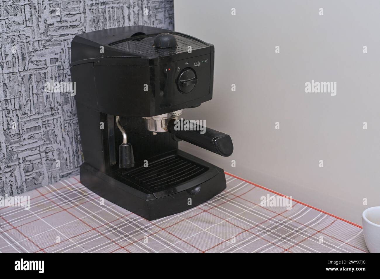 macchina per il caffè per preparare il caffè in cucina Foto Stock