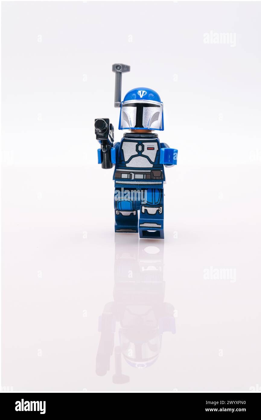 Star Wars Mandalorian pilota lego giocattolo in miniatura con riflesso Foto Stock
