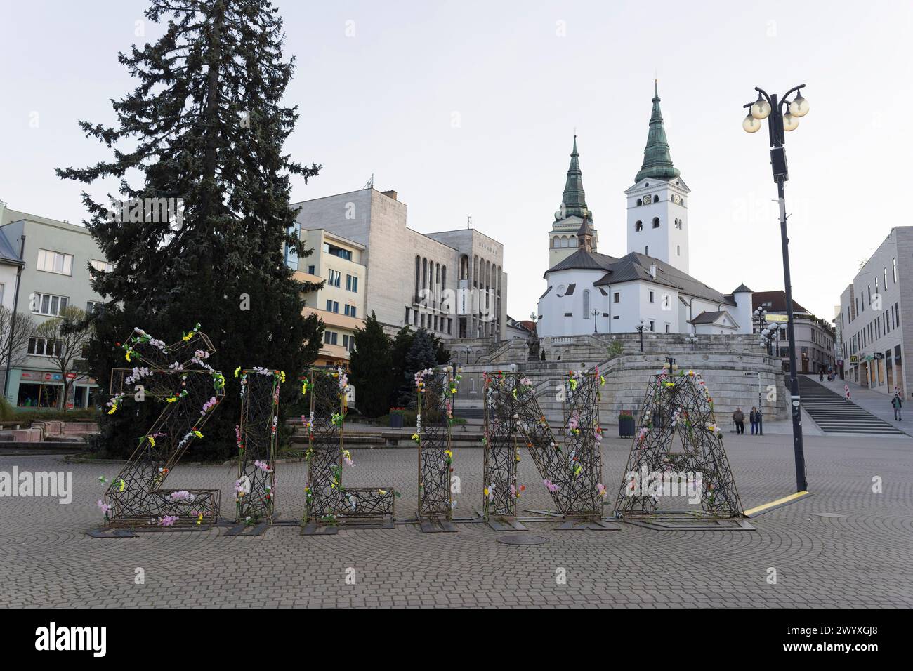 Piazza Santa Maria, Zilina, Slovacchia - 7 aprile 2024. Insegna, monumento e monumento in lettere nella città e nel centro della città. Sera. Foto Stock