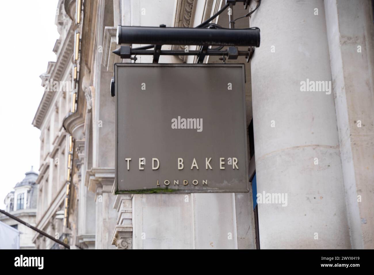 Londra Regno Unito, 8 aprile 2024. Ted baker London chiuderà 15 negozi in Inghilterra, gli amanti dello shopping fuori dal Regent Street Store Londra Inghilterra Regno Unito. Crediti: Xiu Bao/Alamy Live News Foto Stock