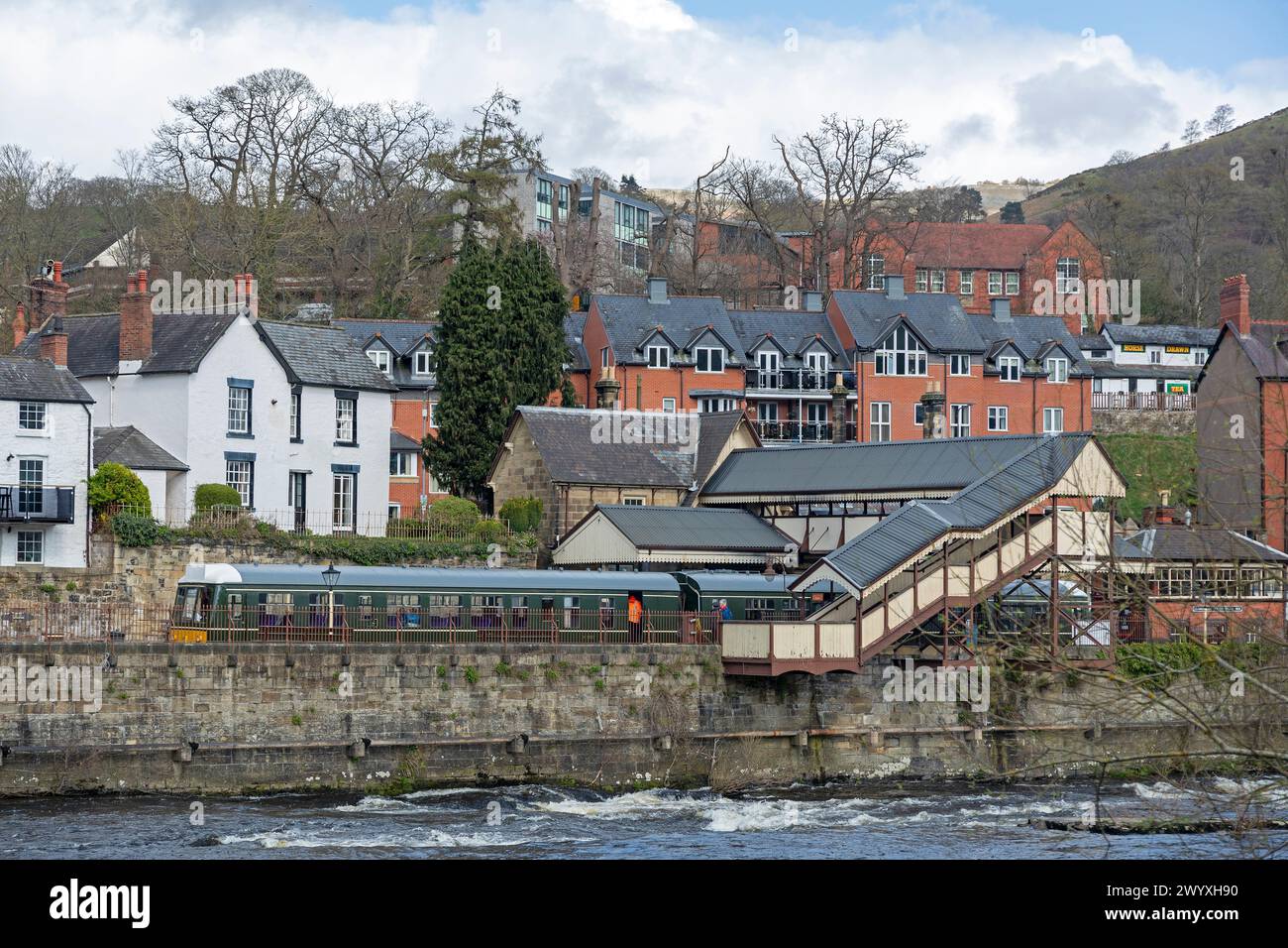 Stazione ferroviaria, treno, River Dee, Llangollen, Galles, gran Bretagna Foto Stock