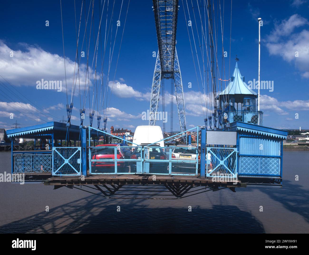 Newport Transporter Bridge, struttura elencata di grado i sul fiume Usk, è stato aperto nel 1906 ed è uno dei due ponti di trasporto operativi nel Regno Unito Foto Stock