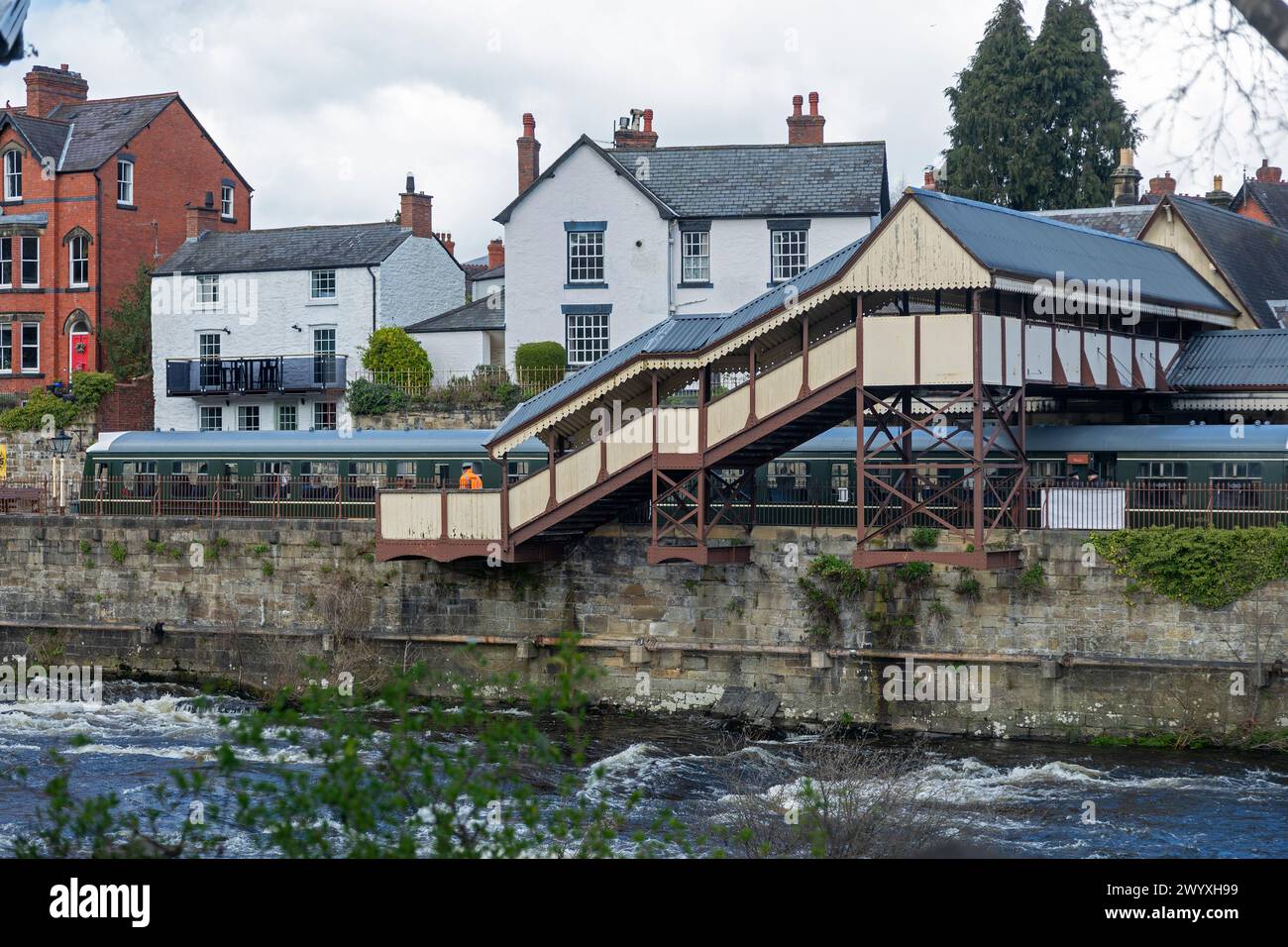 Stazione ferroviaria, treno, River Dee, Llangollen, Galles, gran Bretagna Foto Stock