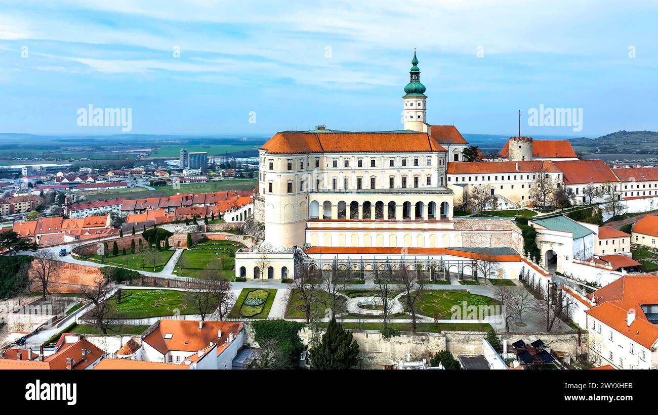 Castello di Mikulov nella Moravia meridionale, Repubblica Ceca. Costruisci su una roccia. Originariamente medievale, ricostruito nel XVIII secolo e rinnovato nel 1950 Antenna Foto Stock