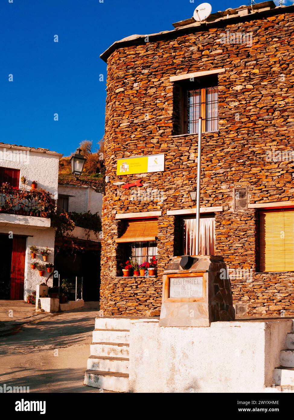 Il pittoresco edificio della caserma della Guardia civile. Capileira, las Alpujarras, Granada, Andalucía, Spagna, Europa Foto Stock