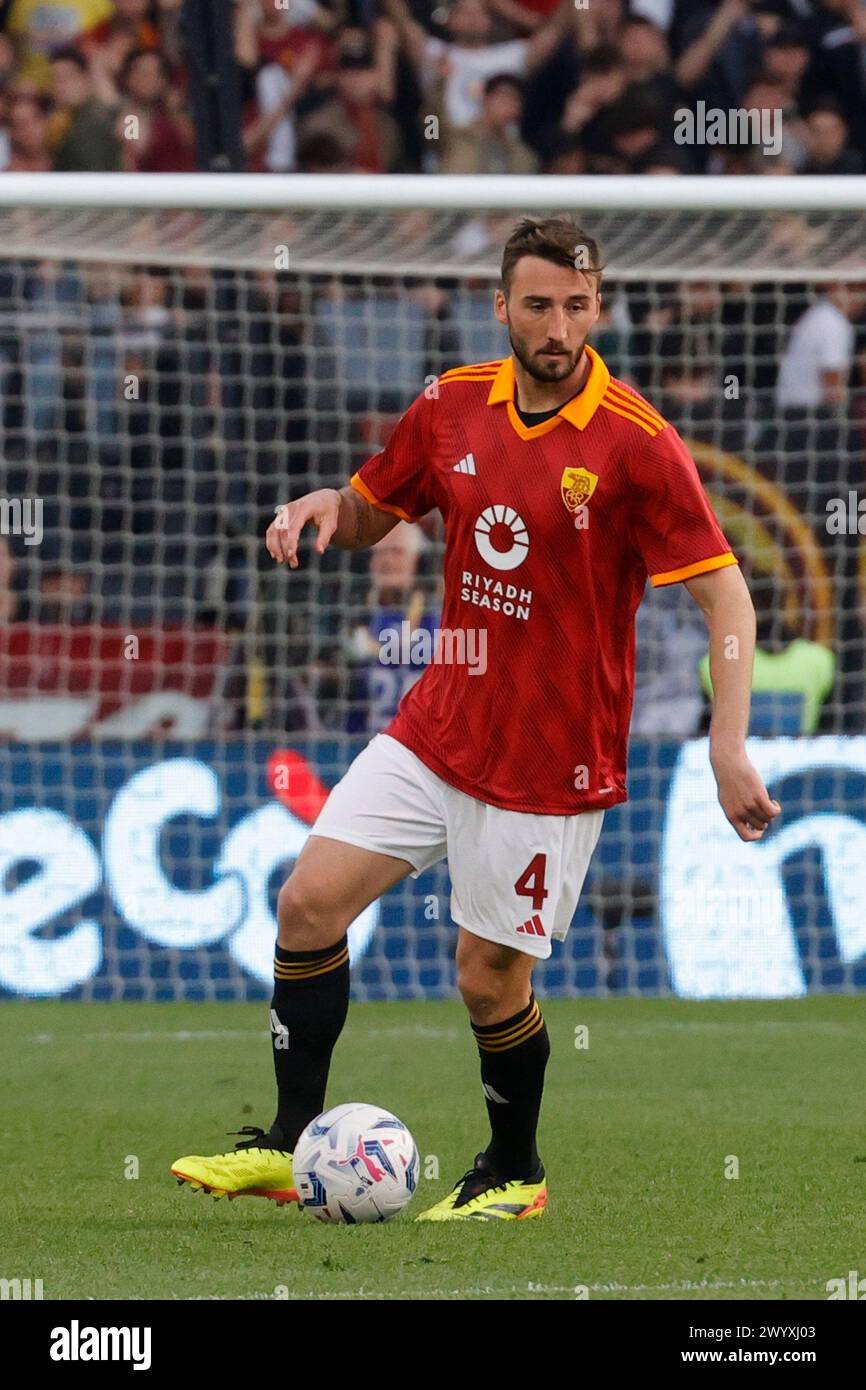 Bryan Cristante di Roma controlla il pallone durante la partita di calcio DI serie A COME Roma - SS Lazio Stadio Olimpico il 6 aprile 2024 a Roma. Foto Stock