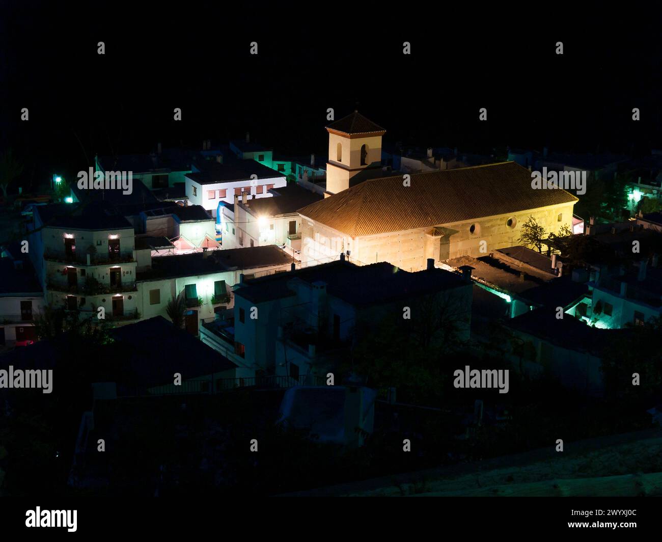 Il villaggio di Pampaneira di notte che mette in evidenza la Chiesa della Santa Croce. Pampaneira, las Alpujarras, Granada, Andalucía, Spagna, Europa Foto Stock