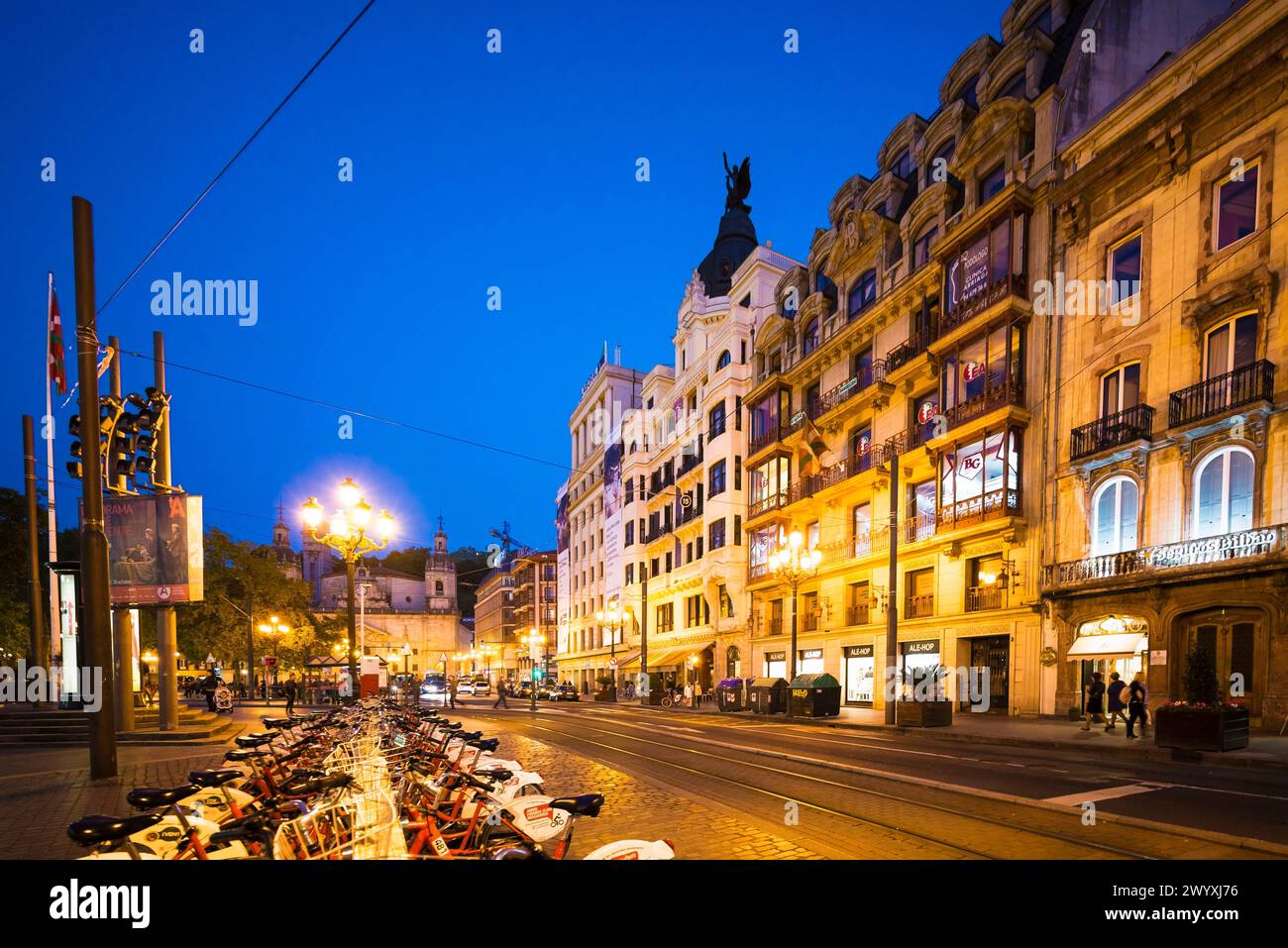 Via Arenal al crepuscolo. Bilbao, Biscaglia, Paesi Baschi, Spagna, Europa Foto Stock