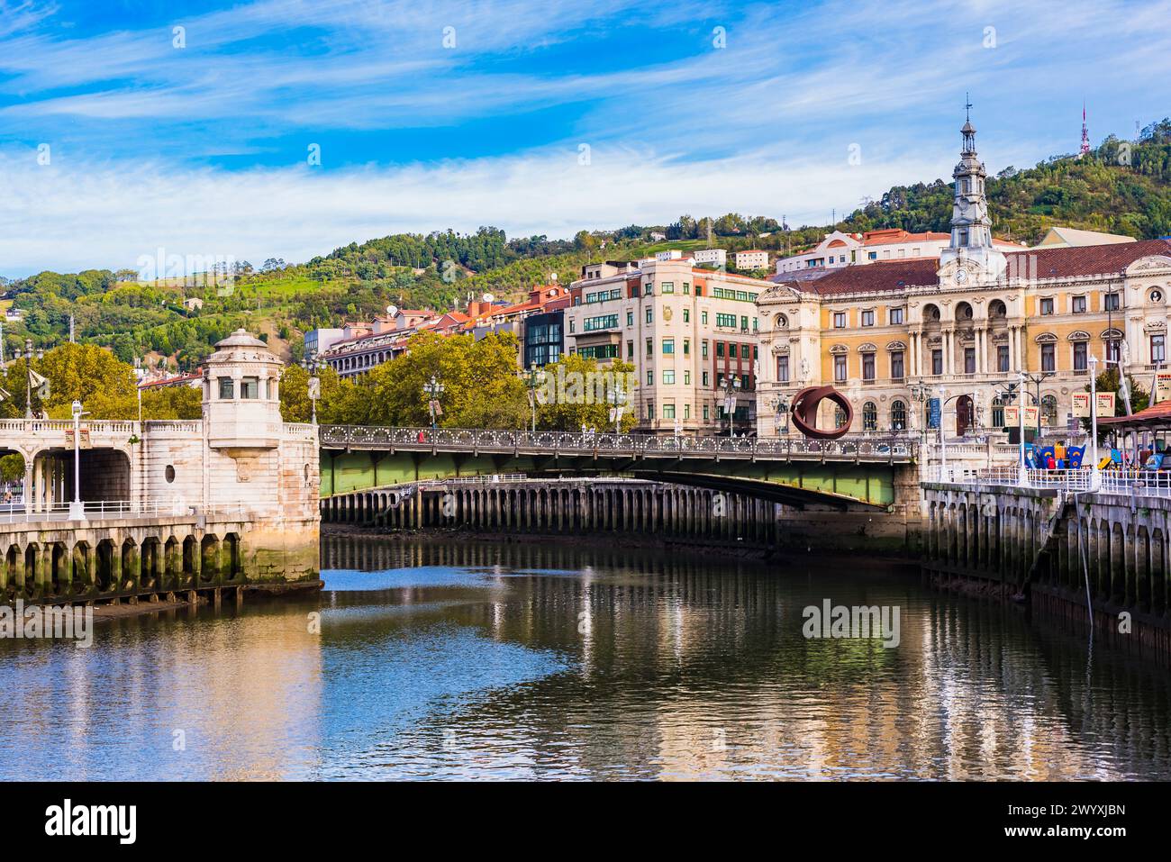 Il Paseo del Arenal corre lungo la Ría del Nervión. Sullo sfondo il Ponte Begoña o il Ponte del Municipio o Udaletxeko Zubia. Bilbao, Biscaglia, Bas Foto Stock