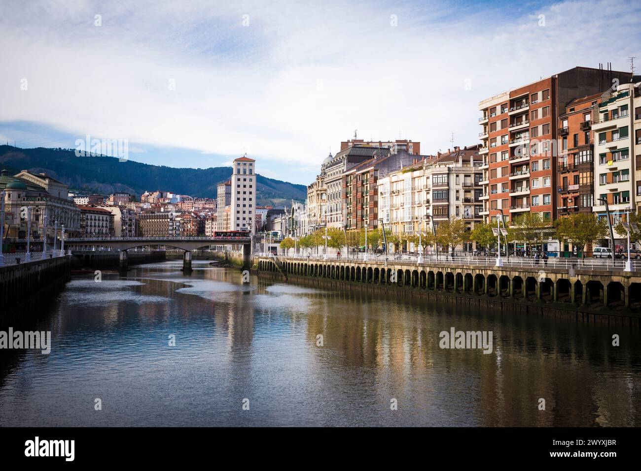 Il Paseo del Arenal corre lungo la Ría del Nervión. Bilbao, Biscaglia, Paesi Baschi, Spagna, Europa Foto Stock