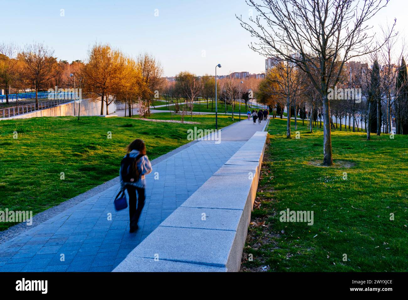 Madrid Río, ingresso dalla rotonda di San Vicente. Madrid Río è un parco urbano nella capitale spagnola Madrid, costruito lungo un tratto urbano di Th Foto Stock
