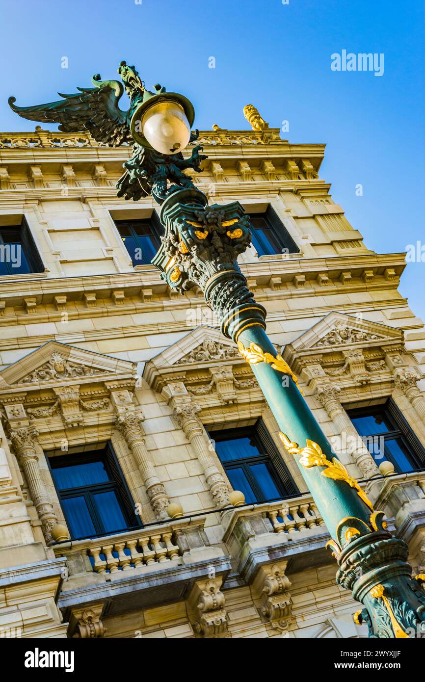 Lampada da strada tradizionale. Bilbao, Biscaglia, Paesi Baschi, Spagna, Europa Foto Stock