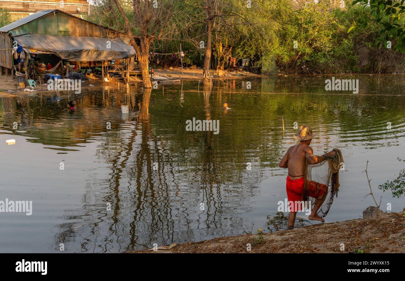 Famiglie clandestine di immigrati birmani che vivono in un insediamento sul lato thailandese del confine tra Thailandia e Myanmar a Mae Sot, Thailandia. Foto Stock